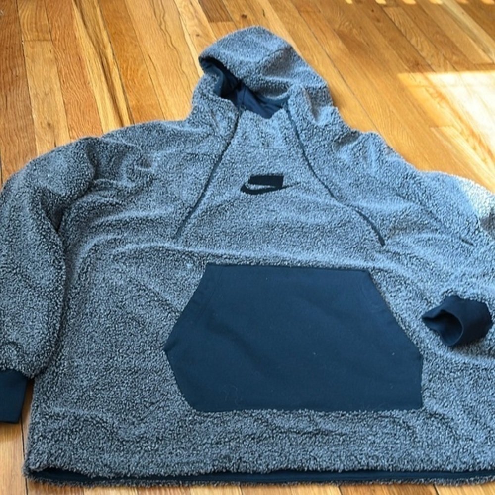 Gently used oversized NIKE navy / grey lined Sherpa size L.